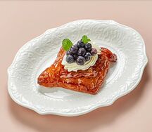 Даниш с творожным кремом и свежей голубикой