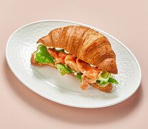 Круассан с копчёным лососем