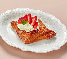 Даниш с творожным кремом и свежей клубникой