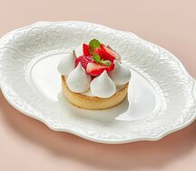 Тарталетка с мусом из клубники, безе и свежими ягодами