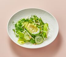 Зелёный салат с авокадо, яблоком, фисташками и соусом цитронет