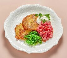 Драники с тартаром из розового тунца, крем-чизом, зелёным луком и салатом Чука