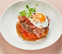 Бифштекс из говядины на картофельном дранике