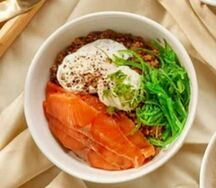 Гречневая каша с копчёным лососем, крем-чизом и яйцом пашот