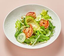 Зелёный салат с авокадо, яблоком, фисташками, креветкой и соусом Цитронет