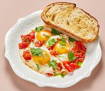 Яичница с томатами и зеленью