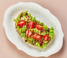 Брускетта с гуакамоле и тунцом