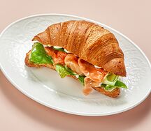 Круассан с копчёным лососем, шпинатом, гуакамоле и крем-чизом
