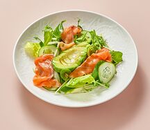 Зелёный салат с авокадо, яблоком, фисташками, лососем и соусом цитронет