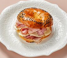 Бейгл с сыром и ветчиной