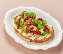 Брускетта с крем-чизом, шпинатом, цыпленком гриль и вялеными томатами