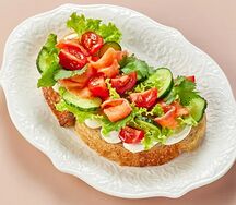 Брускетта с лососем или креветкой