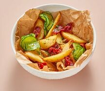 Картофельные дольки с хрустящим беконом, луком фри и трюфельными огурцами