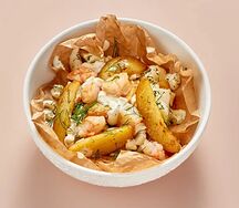 Картофельные дольки с креветками под чесночным соусом