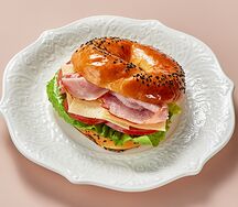 Бейгл с сыром и ветчиной, томатами и горчично-трюфельным соусом