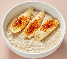 Овсяная каша с карамелизированным бананом и попкорном