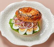 Бейгл с тунцом, микс-салатом и яйцом