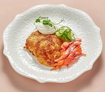 Драники с лососем, крем-чизом, зелёным луком и трюфельным огурцом