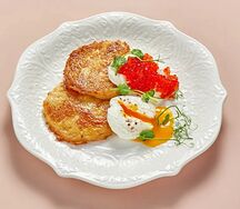 Драники с красной икрой, яйцом пашот и крем-чизом