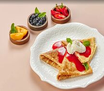 Блины домашние с ягодным соусом и сыром маскарпоне