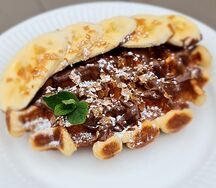 Льежская вафля с нутеллой и бананами