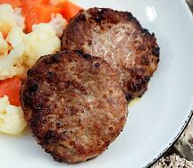 Паровые котлеты из индейки с овощами