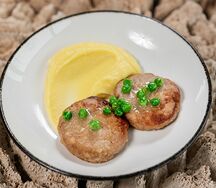 Жареные котлеты из индейки с пюре