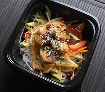 Салат с фунчозой и креветками