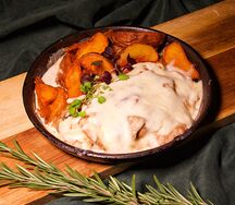 Шипящая сковородка со свининой в сливочно-грибном соусе