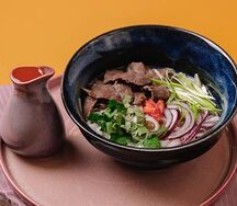 Фо-бо с говядиной и рисовой лапшой