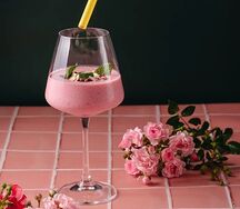 Смузи с малиной, яблоком и творогом