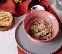 Каша овсяная с печеным бананом и гранолой