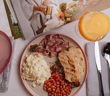 Скрэмбл с жареным беконом и фасолью классический