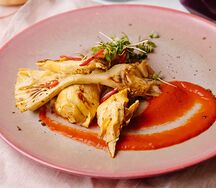 Артишоки, маринованные на гриле, с соусом из печеного перца