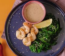 Салат Чука с креветками и ореховым соусом