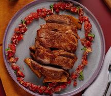 Стейк из cвинoй шеи с печёным картофелем