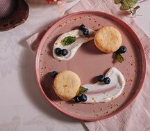 Сырники с карамелью, лаймовым крем-фрешем и свежими ягодами