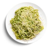 Спагетти с куриной грудкой, шпинатом и сливками