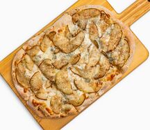 Пицца с грушей и козьим сыром