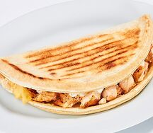 Пицца закрытая с курицей