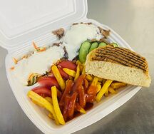 Шаурма с телятиной в тарелке