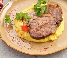 Домашняя буженина с соусом из грибов
