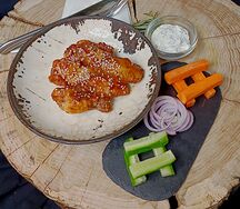 Крылышки в соусе BBQ и соусом блю чиз