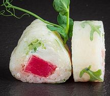 Ролл в рисовой бумаге с тунцом и руколлой