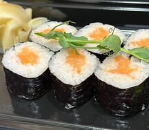 Маки с лососем