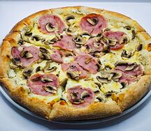 Пицца с ветчиной и грибами