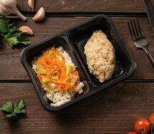 Куриная котлета и рис с овощами