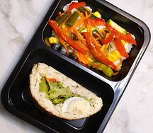 Куриный рулет с яйцом и брокколи с рисом