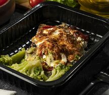 Куриная отбивная с грибами, сыром и брокколи