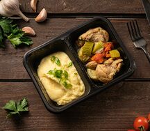 Тушеная индейка с овощами, картофельное пюре